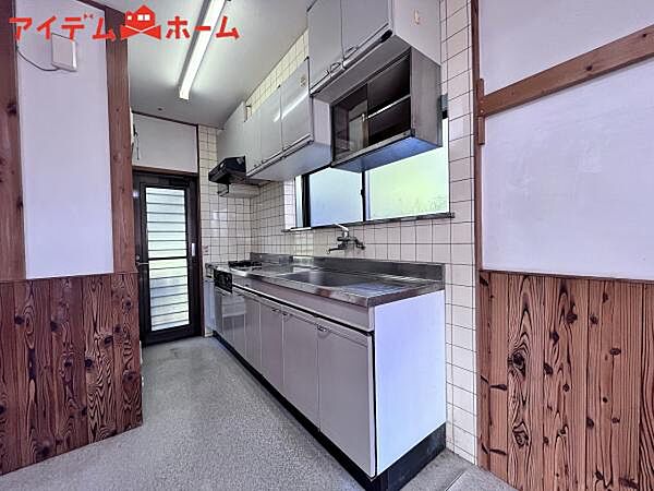 ダイニングを見渡せる、 使い勝手の良いシステムキッチン。