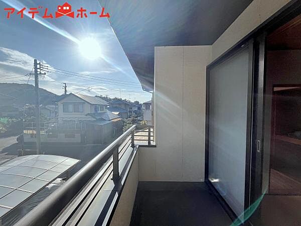バルコニーがついています。南向きで陽当りの良いバルコニーは、 お洗濯が楽しくなりますね！