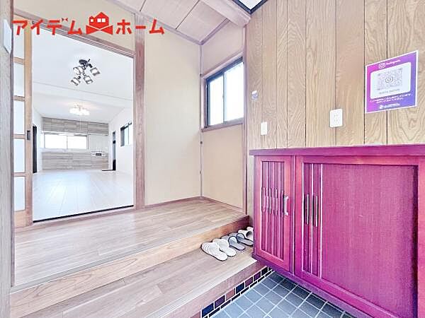 シンプル且つモダンなエントランス＆ホール！ 訪れる人を心地よく迎え入れてくれます。