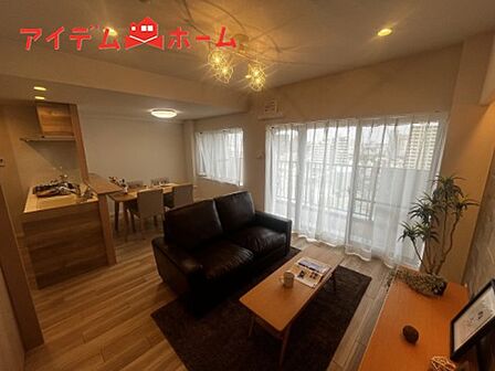 広々リビングは、陽当りが良く、部屋いっぱいに 明るい陽光が広がります。 