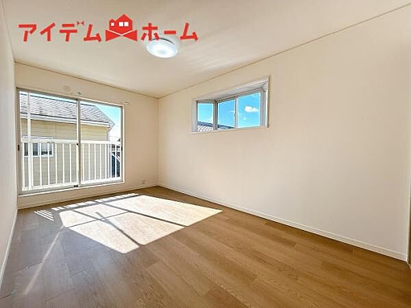明るい寝室で心地のいい朝を迎えられそうです。 大きな窓からたっぷりの日差しが降り注ぐ明るい室内。
