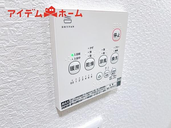 梅雨の外干しが出来ない時期や花粉の気になる季節に役立ちます。 真冬の寒い浴室を暖かく、また雨の日の洗濯物の乾燥にと多用途に活躍する機能です！