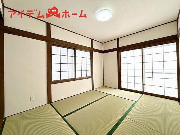 収納スペースもあるので、お昼寝用のお布団やおむつ、 おもちゃの収納にも役立ちます！