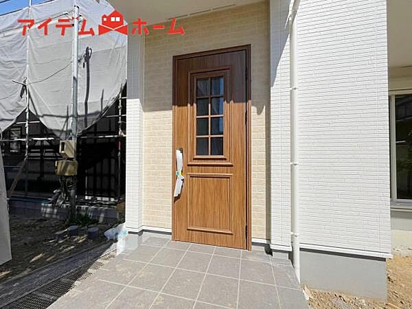 シンプル且つモダンなエントランス＆ホール！ 訪れる人を心地よく迎え入れてくれます。