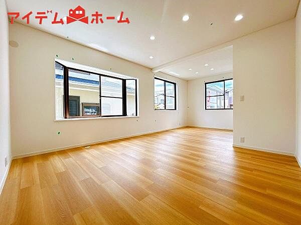 広々リビングは、陽当りが良く、部屋いっぱいに 明るい陽光が広がります。