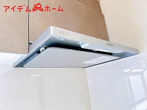 調理時の煙やにおい、油汚れなどを効率よく集めるため、キッチンの壁などをきれいに保てます。 ※現況優先、内覧時にご確認ください。