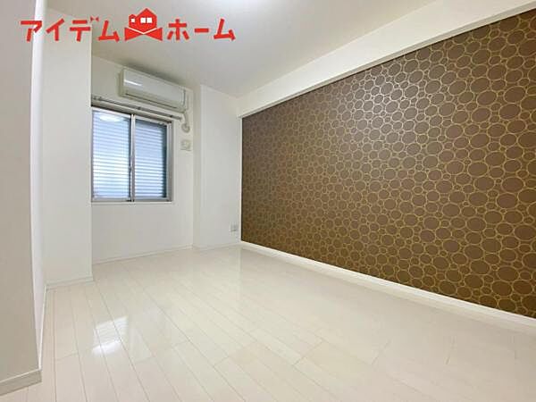 明るい寝室で心地のいい朝を迎えられそうです。 大きな窓からたっぷりの日差しが降り注ぐ明るい室内。