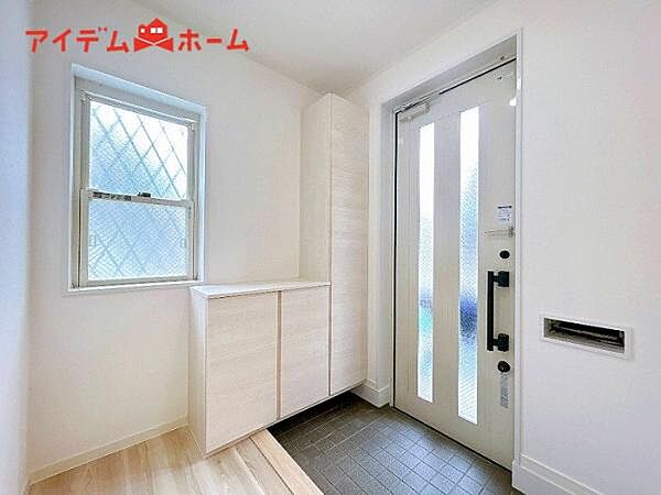 入った時にワクワクさせてくれるオシャレな玄関♪ 収納もたっぷりあるので、靴がたくさんあっても安心！