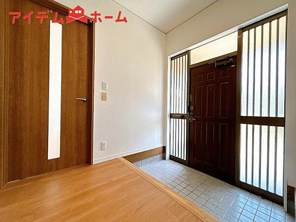 入った時にワクワクさせてくれるオシャレな玄関♪ 収納もたっぷりあるので、靴がたくさんあっても安心！