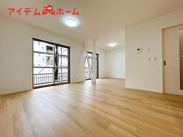 大きく開いた窓からは、明るい陽射しが射し込みます。 自然と家族が集まる空間です。