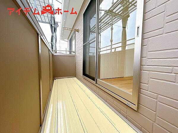 バルコニーは心地よい日差しや さわやかな風を感じることができます！