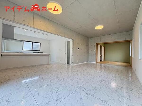 大きな窓から心地よい陽射しが室内に行き渡り、 くつろぎの空間が広がります。