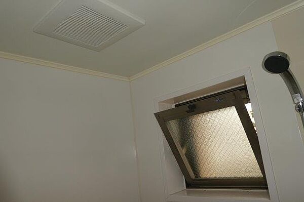画像24:浴室窓・換気扇