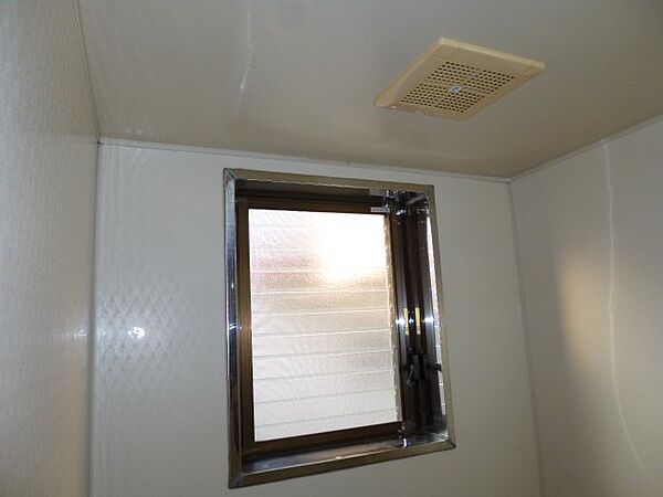 画像26:浴室換気扇・窓