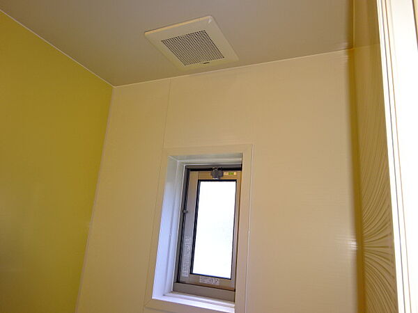 画像23:浴室換気扇・窓