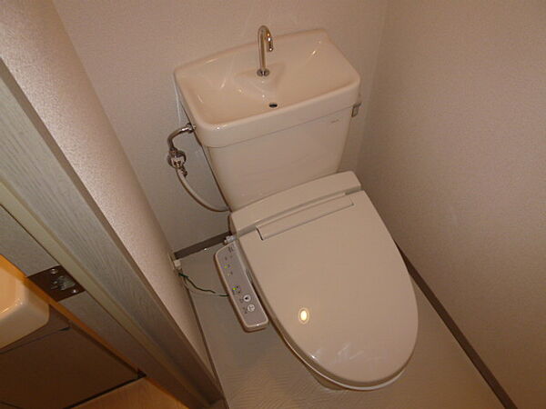 画像9:シャワー付きトイレ
