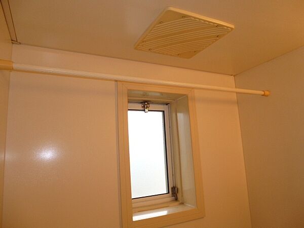 画像19:浴室換気扇・窓