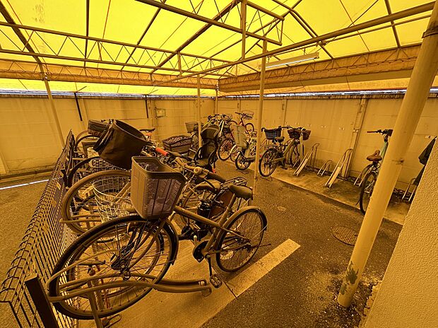 敷地内にあるラック式屋根付き駐輪場は、天候による汚れや日焼けによる劣化などから自転車を守ります。