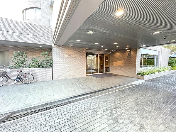 重厚なキャノピーを構えたエントランス。雨天時も濡れすに車から乗り降りできる車寄せもあります。オートロックや防犯カメラも完備し安心の暮らしを守ります。