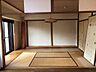 室内：リビングから続く和室。押し入がございます