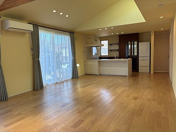 27.5畳の大型LDK。床暖房完備、屋根裏と床下の空調システムにより一年中快適な温度を保つことができます。
