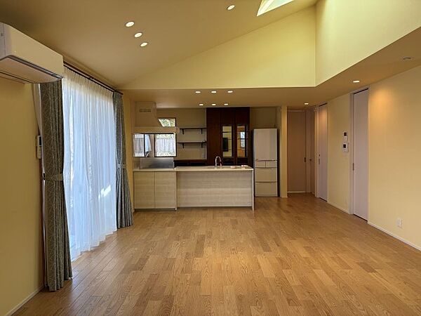 キッチンは背面収納も充実しております。