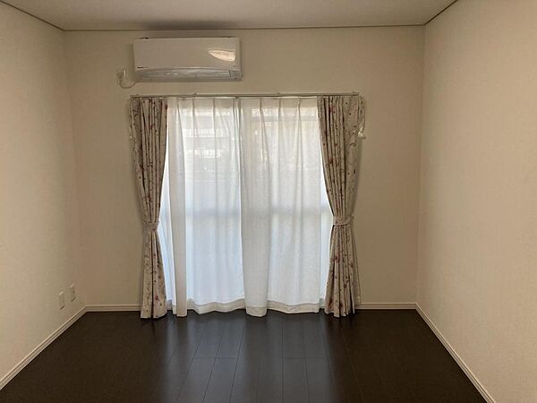 洋室５．９帖エアコン付いてます♪バルコニーがあります。