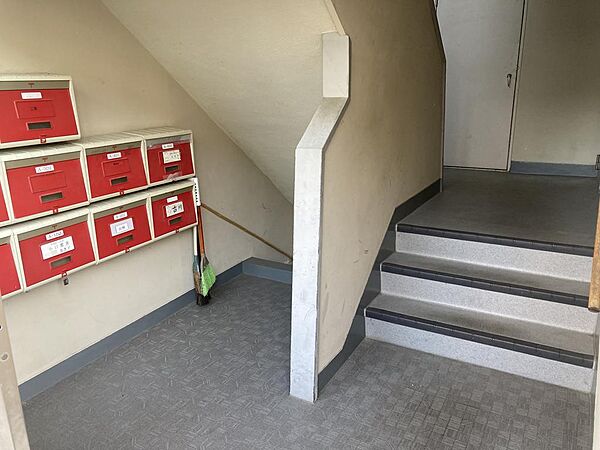 マンション入口１階階段※エレベーターはありません