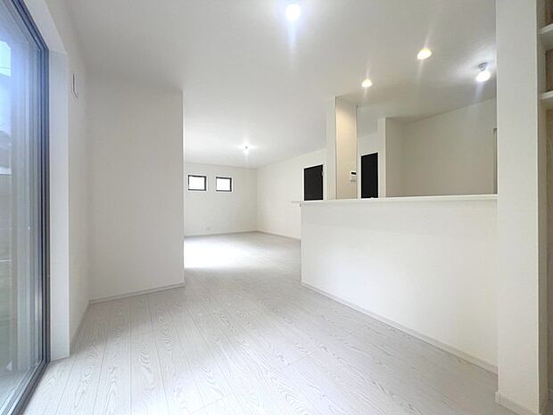 南向き、2面採光の明るいリビング