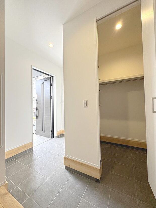 収納豊富な玄関