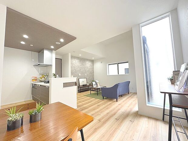 南西向きの明るいリビング