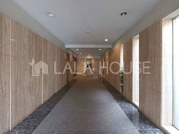 【エントランス】まっすぐ伸びる廊下は大理石貼りの床も相まって高級感を演出します。
