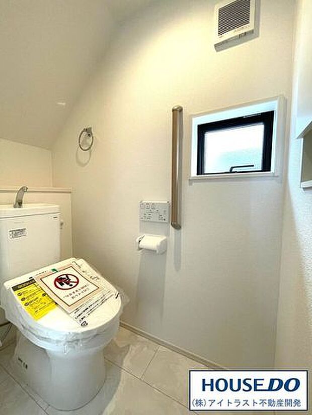 トイレは清潔感のある温水洗浄便座式。小窓や棚、手すりなど、嬉しいポイントがたくさん！