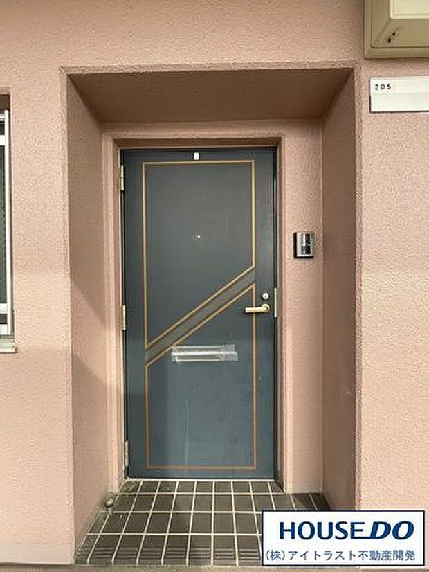 玄関ドアは外廊下より少し奥まっているので、ドアを全開しても外廊下配慮なく開閉できます。