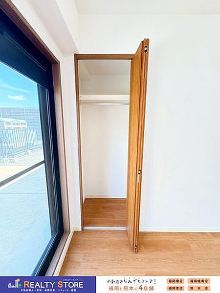 長さのあるお洋服等も収納しやすいハンガーパイプ付き♪