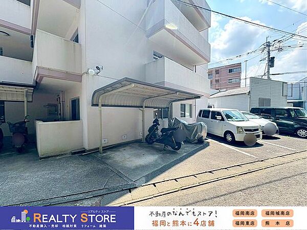 駐輪場は屋根付きです♪