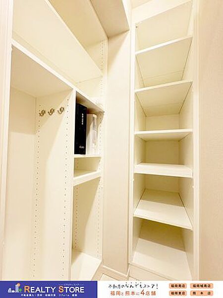可動棚付きでたっぷり収納できる大容量のSIC♪傘やロングタイプのブーツ等も収納できます♪