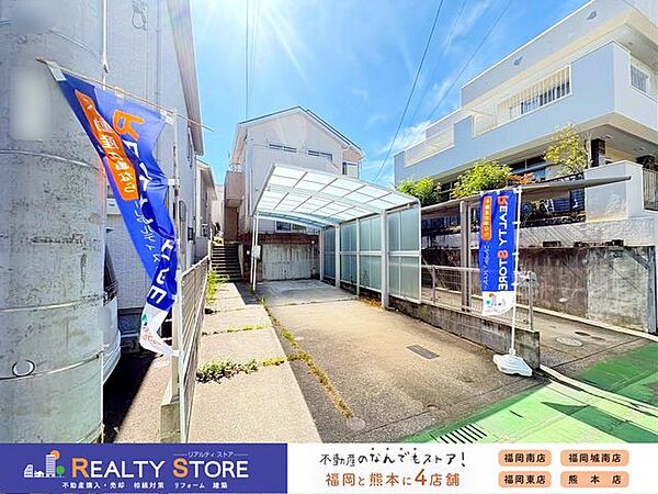カーポート付きの駐車場♪お車は縦列で2台駐車可能です♪