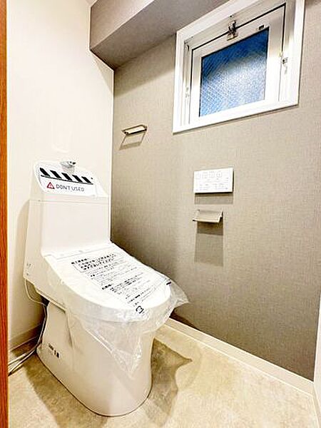 温水洗浄機付き便座♪小窓が付いているので日中は明るく換気もしっかり♪