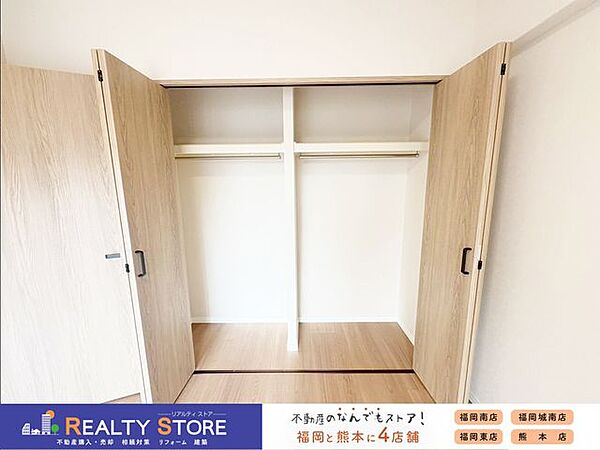 大容量で棚付きなので、整理もしやすくお部屋を広く活用できます♪