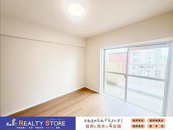 バルコニーに面した明るいお部屋♪主寝室としてもおすすめです♪