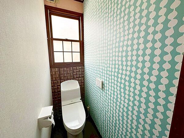 トイレは新品交換予定♪小窓がついていることで換気・採光もバッチリです♪