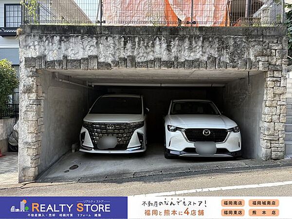 駐車場ミニバンやSUV等、大きなお車でも駐車可能♪