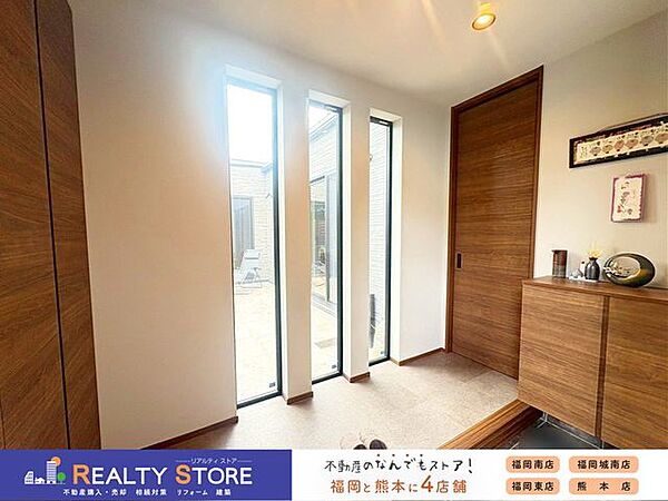 玄関を入ってすぐ正面にあるスリット窓で明るく開放感もたっぷり♪玄関先での来客対応時も居住スペースが見えない造りで安心です♪