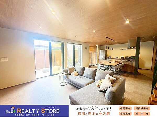 南向きで日中は明るく、陽当たり良好です♪家具を置いても空間にゆとりと開放感のある室内です♪
