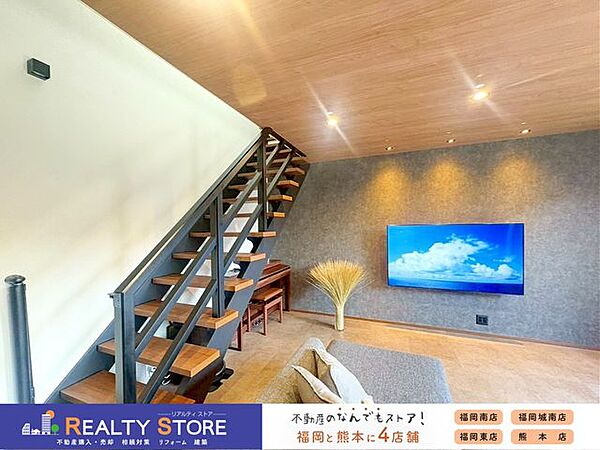 リビング階段は蹴込板とリビング側の壁が無いため、空間を明るく開放的に見せることができます♪