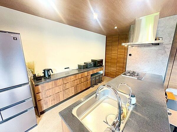 豊富な収納力なカップボードです♪ロータイプで上部には調理家電だけでなく、お気に入りの食器などを置いてインテリアを楽しむこともできます♪