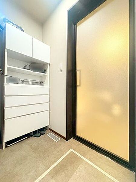 洗面室に隣接した扉のある脱衣所です♪ご家族が浴室を使用しているときでも洗面台が使いやすいのが嬉しいですね♪