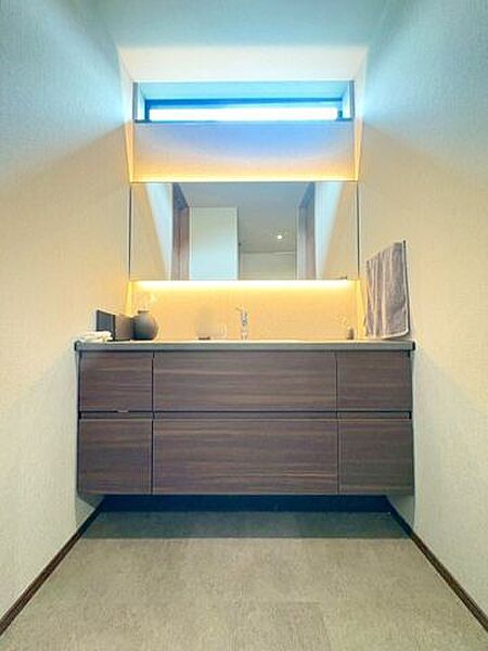 ワイドサイズの鏡には上下に柔らかい電球色のLEDライト付き♪下部収納もありで水回りもスッキリ保つことができます♪