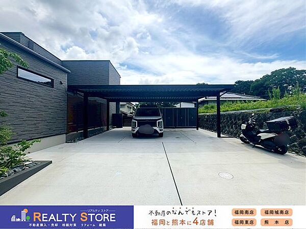 広い駐車場は車種により4～5台駐車可能♪お車の出し入れがしやすい広さで、カーポートがある奥の方は自家用車、手前は来客用としてもご活用いただけます♪